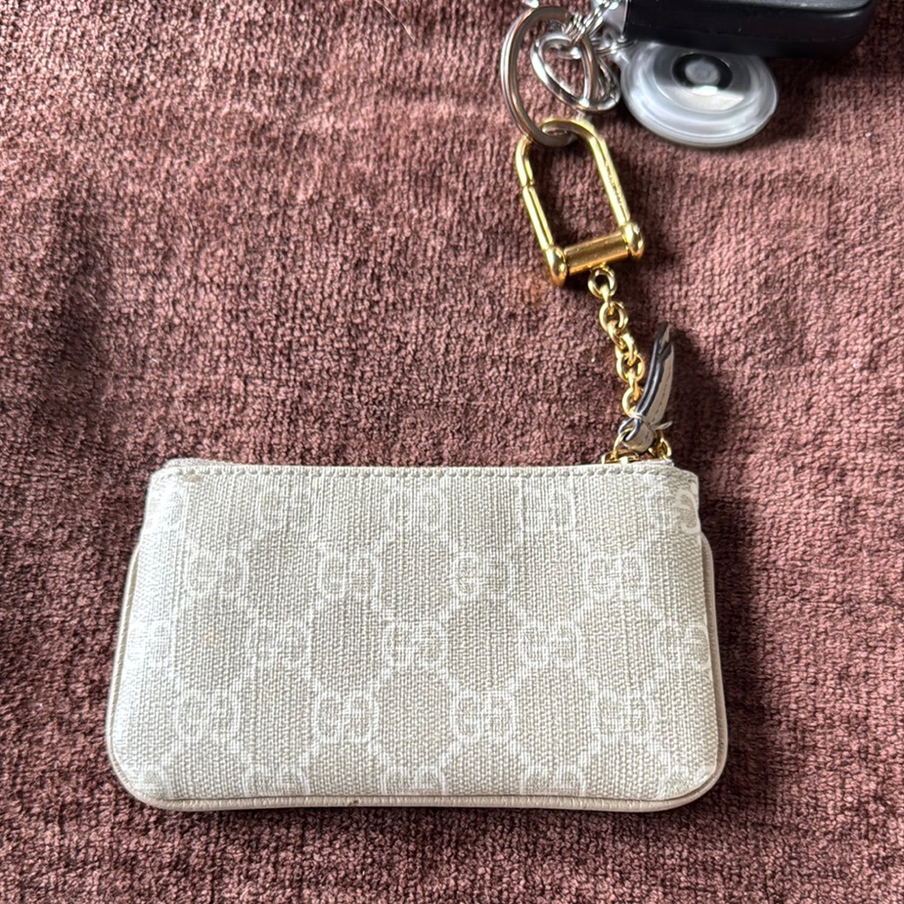 Gucci Beige Monogram Key Holder with Gold Chain - Picture 2 of 5